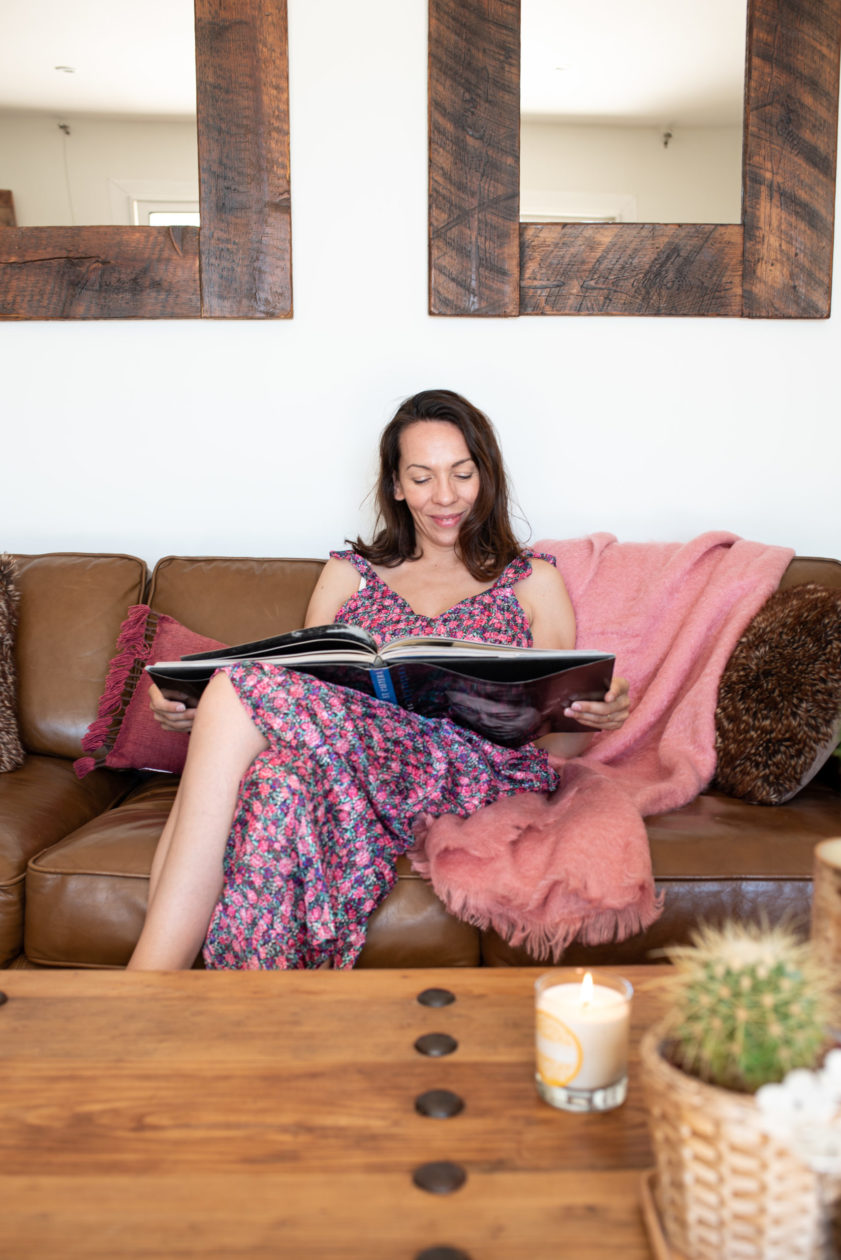 femme lit un livre dans un canapé salon